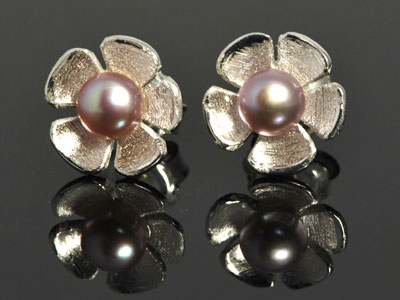 Pretty pink cultured pearl, in a pure silver handmade daisy setting 