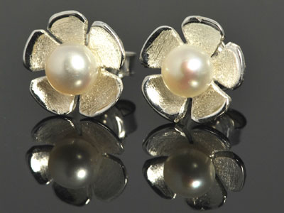 Pretty white cultured pearl, in a pure silver handmade daisy setting 